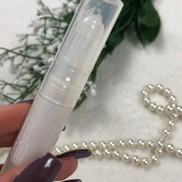 4/$10 | Milk Makeup Liquid Strobe in Ultraviolet - Picture 4 of 5